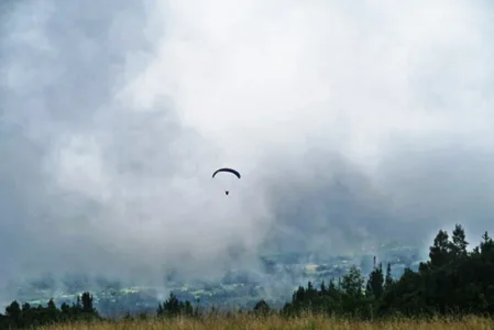 Photo of the Day: Paragliding Polipoli